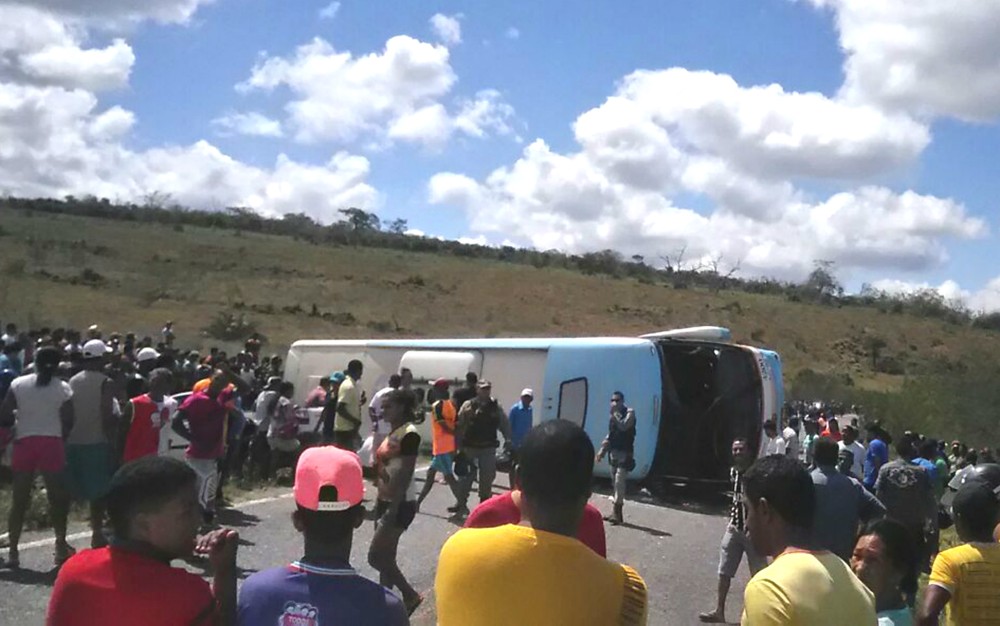 Ônibus que tombou levava crianças para passeio; mortos vão a 5