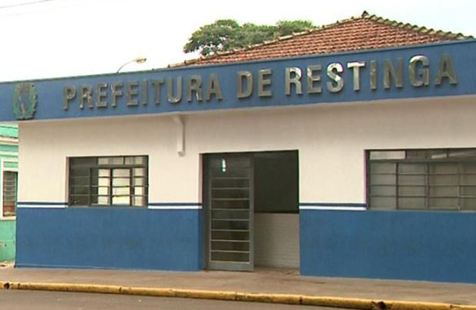 Mães acusam professora de colocar crianças em saco de lixo