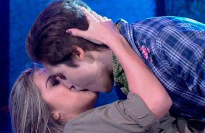 Internautas comentam beijo entre dupla do 'Dança dos Famosos'