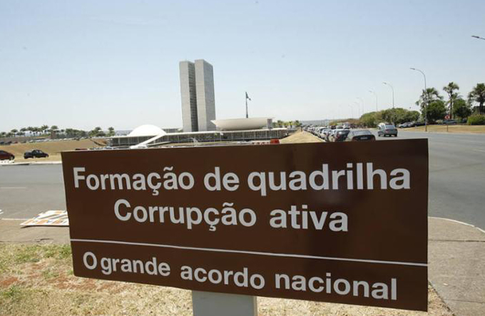 Placa de sinalização é alterada para 'formação de quadrilha'
