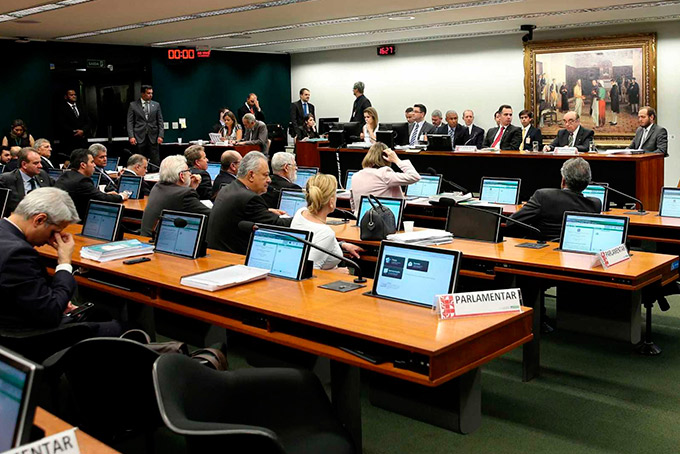 CCJ começa a analisar parecer da denúncia contra Temer 