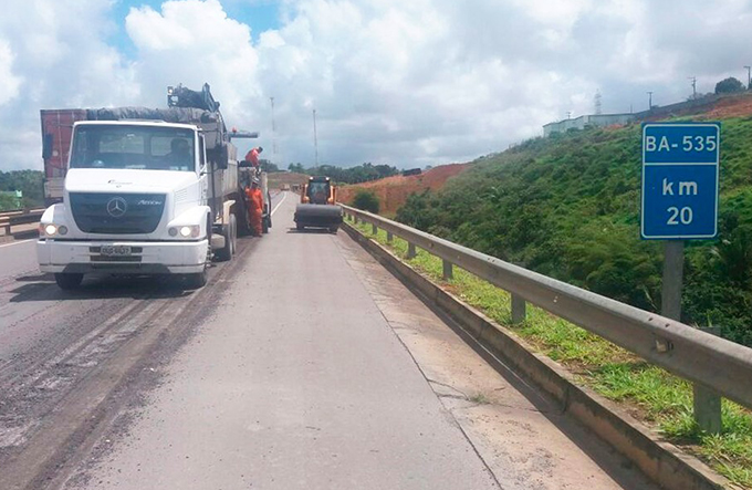 Recuperação de asfalto interdita faixa da Via Parafuso