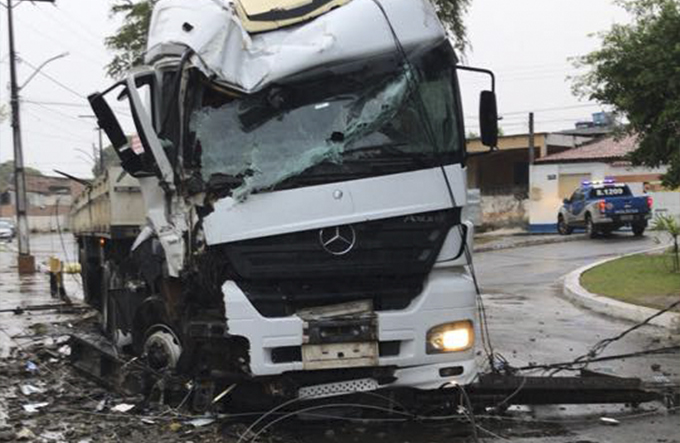 Motorista perde controle de carreta e derruba poste em Camaçari