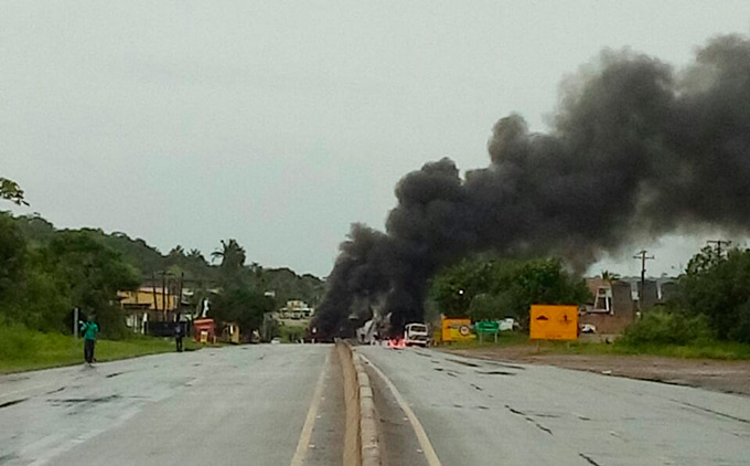 Moradores fecham BA-093 em protesto por morte de líder 