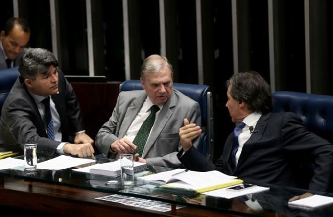 Tasso defende que Aécio renuncie à presidência do PSDB
