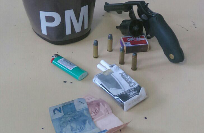 Homem é preso com arma e droga em transporte coletivo