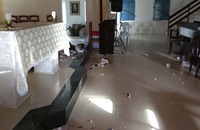 Homem sofre surto e destrói imagens de paróquia em Camaçari