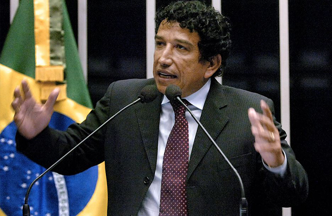 Senador ameaça processo após TV Senado se negar a dar close em nudez