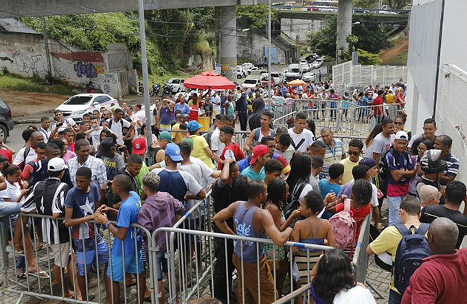 Torcida faz fila na Fonte Nova para comprar ingresso do Ba-Vi