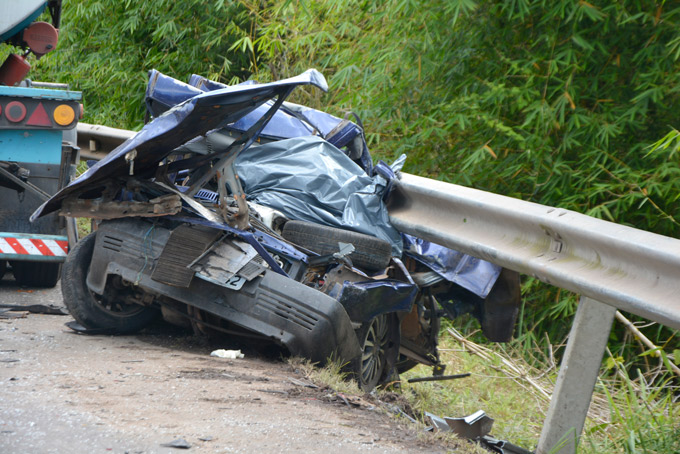 Colisão frontal entre carreta e carro deixa um morto na BA-093