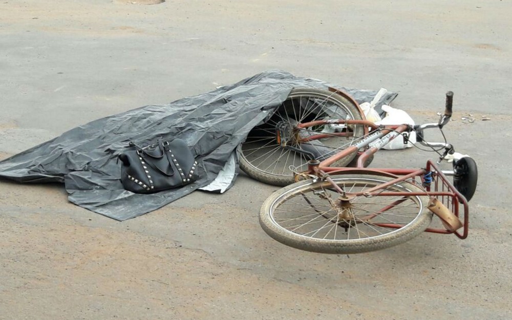 Mulher de 48 anos em bicicleta é atingida por caminhão e morre