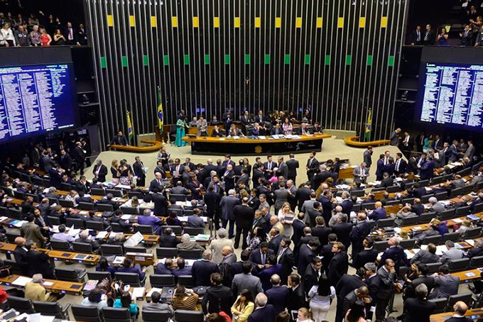 Câmara decide se autoriza STF a analisar denúncia contra Temer