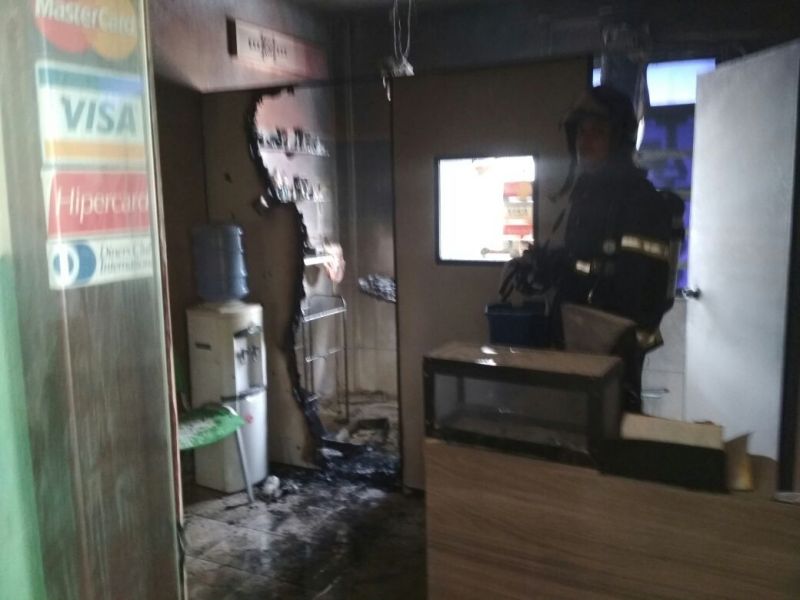 Sala de tatuador pega fogo no centro de Camaçari