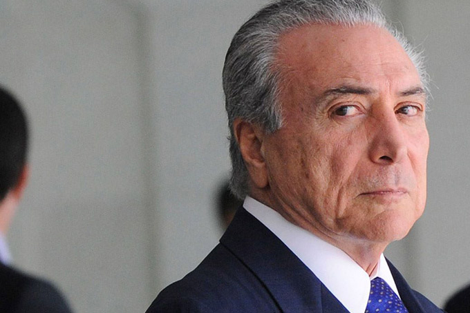 Temer sinaliza mudanças em ministérios para garantir votos