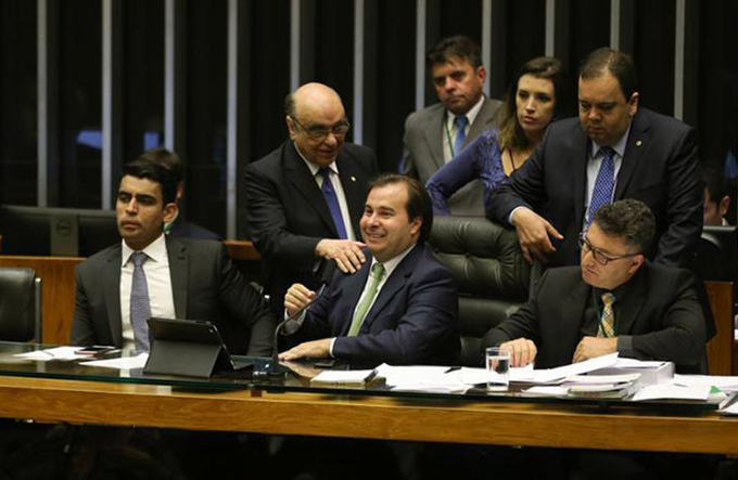 Denúncia tem que ser votada nesta quarta, afirma Maia