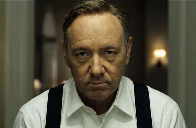 Kevin Spacey revela ser gay em pedido de desculpas por assédio