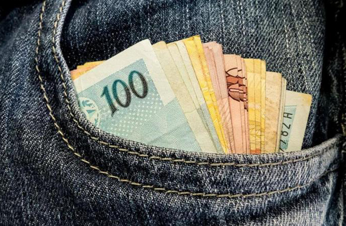 Governo reduz projeção do salário mínimo de 2018 para R$ 965