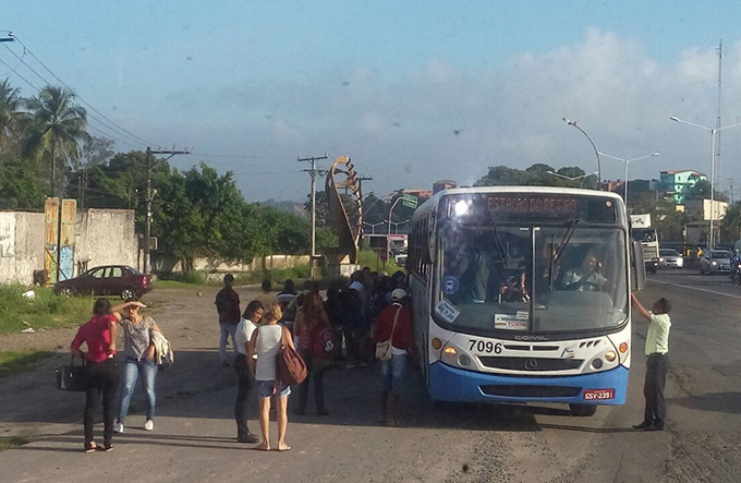Usuários do transporte Brisa reclamam da superlotação e atrasos