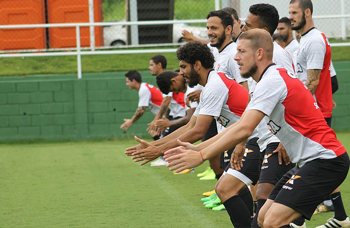 Vitória luta contra os números para bater o Palmeiras