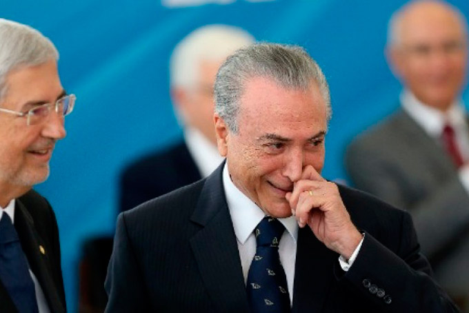 Sob pressão da base, Temer avalia mudar Ministério