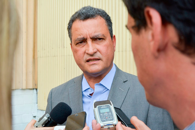 Governador anuncia aumento para professores e policiais 