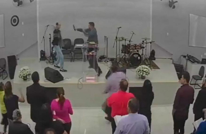 Fiel tenta matar pastor durante culto exibido ao vivo no Facebook