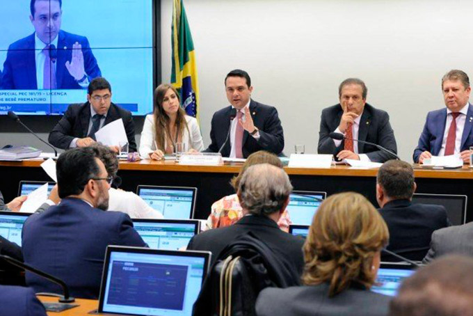 Comissão aprova projeto que proíbe todos os tipos de aborto 