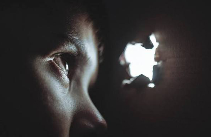 Garoto de 12 anos estupra irmã de 9 após ver filme pornô