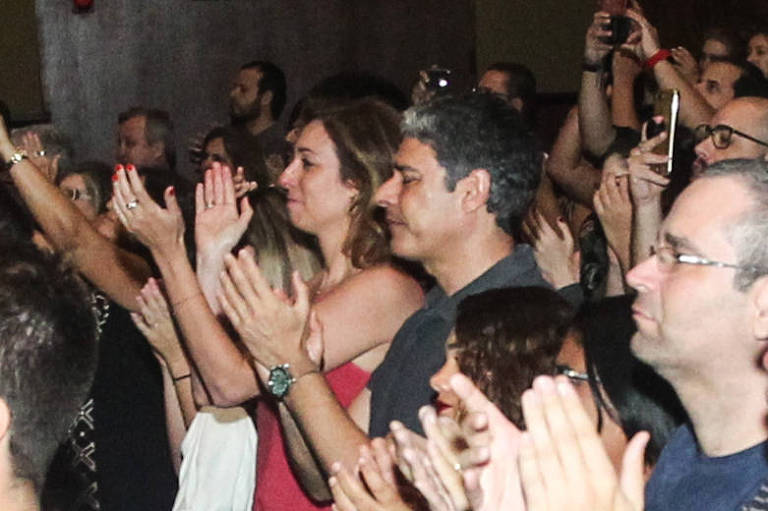 Bonner aparece com namorada e internautas não perdoam
