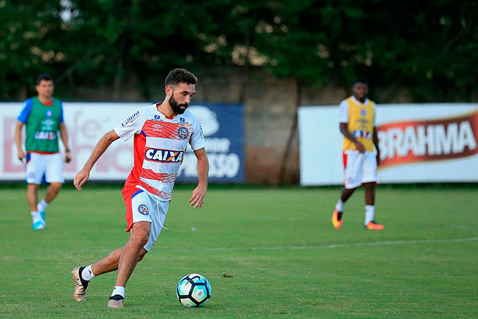 'Pelo meio me sinto mais à vontade', diz Allione, garçom tricolor