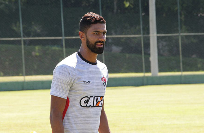 Para se manter longe da zona, Leão encara a Chapecoense