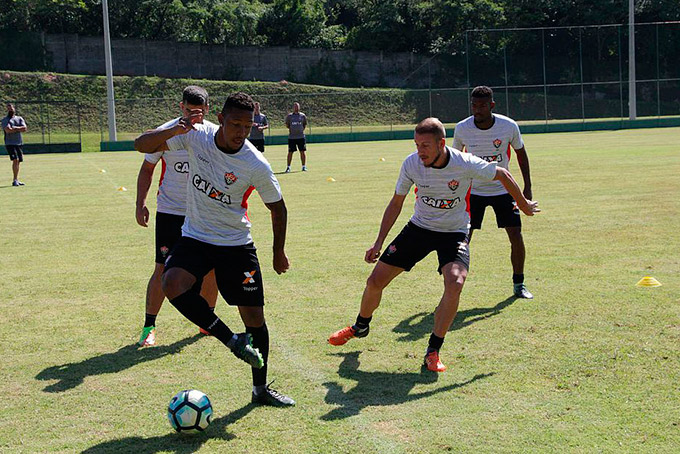 Vitória encara a Chapecoense, para se manter longe da zona