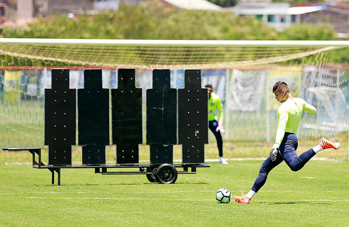 Depois de bola no travessão, Jean projeta: 'vão sair os gols'