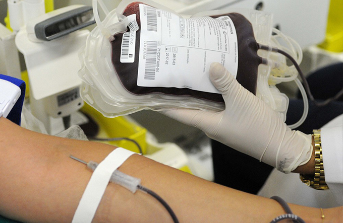 Unidades móveis do Hemoba atendem em shopping e faculdade