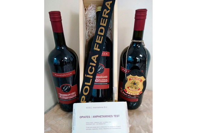 Mulher é presa com drogas em garrafas de vinho