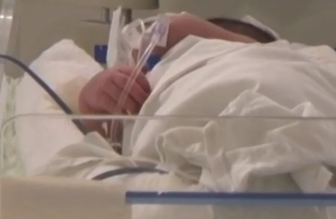 Bebê com cerca de 8 dias é deixado perto de lixo