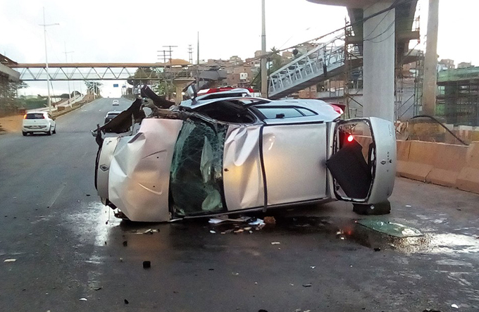 Motorista fica ferido após capotar carro na Avenida Paralela