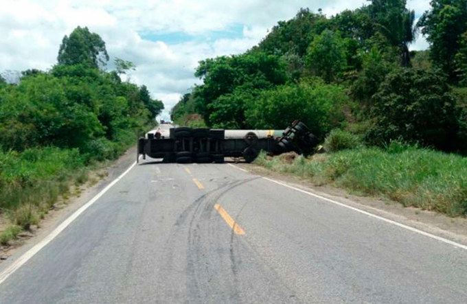 Caminhão tanque é retirado da BR-101 após 15 horas de interdição