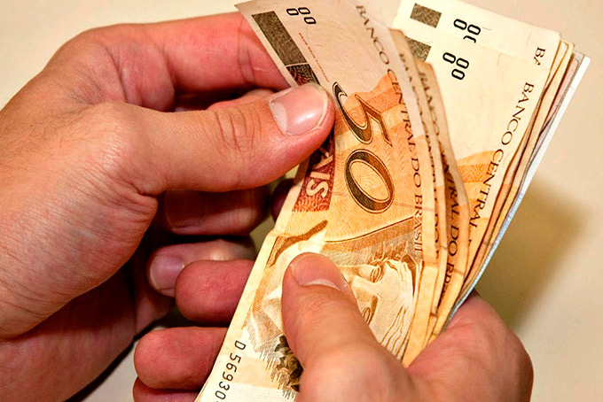 Metade dos trabalhadores tem renda menor que o mínimo