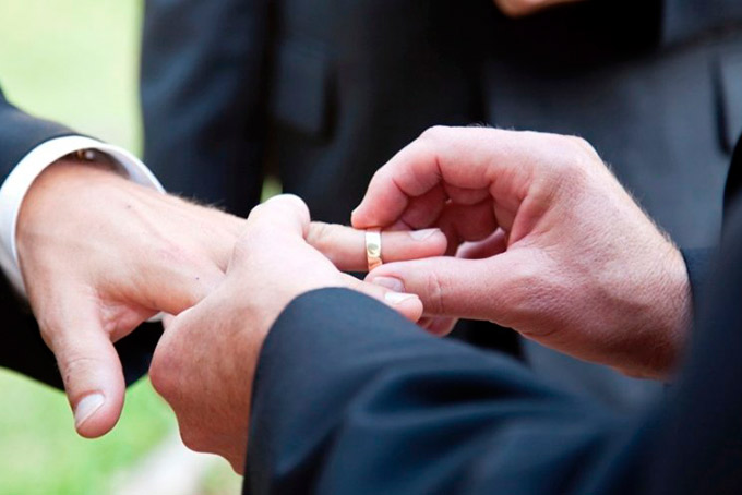 Senado aprova lei que reconhece união gay como família 