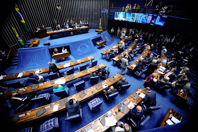 CCJ aprova criminalizar porte de arma branca