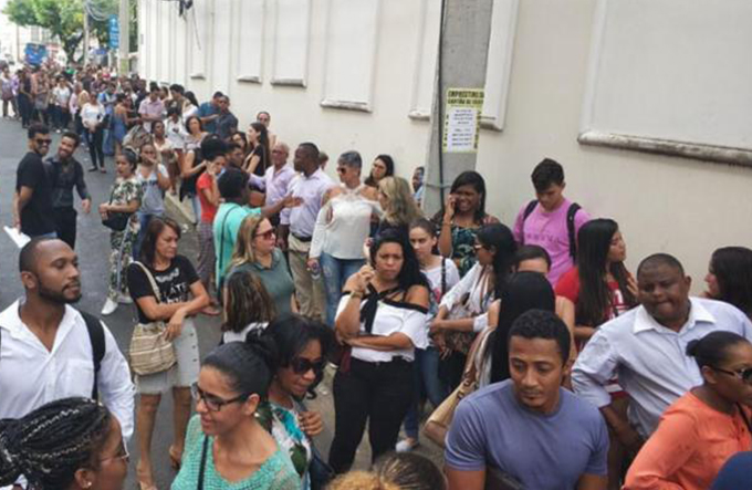 Distribuição de senhas para júri de Kátia Vargas forma longa fila