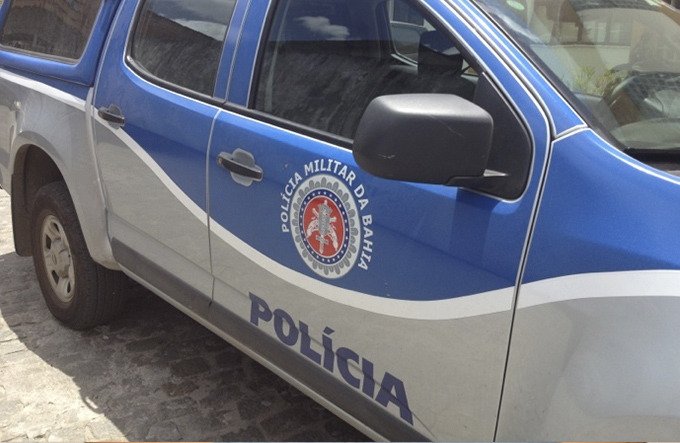Dois jovens são presos e um apreendido com drogas 