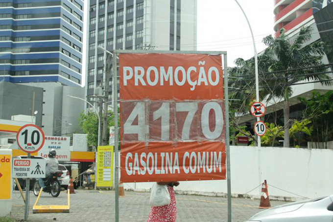 Preço da gasolina dispara e chega a 4.89 na Bahia