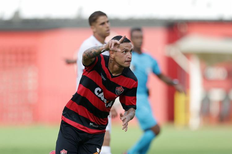 Vitória perde para o Fla, mas escapa da queda após resultados