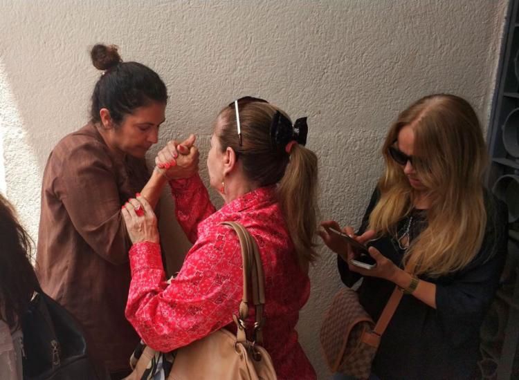 Mãe de jovens mortos sai de júri durante exibição de fotos