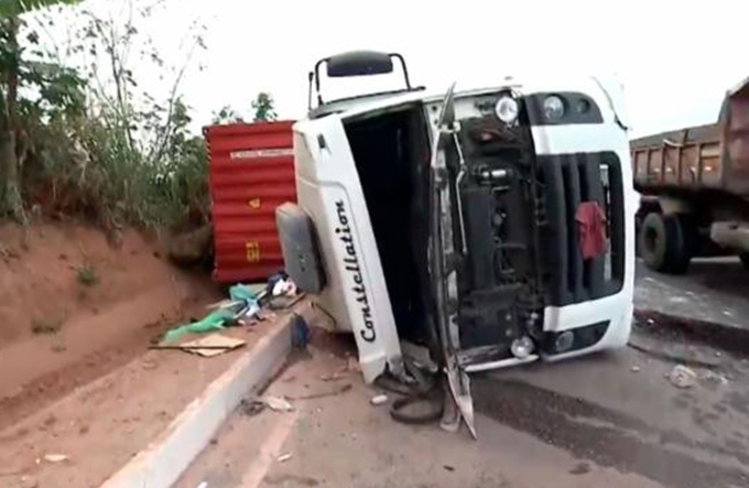 Carreta tomba em viaduto de acesso à BR-324 no Cabula