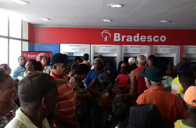 Leitor reclama de superlotação em agência bancária