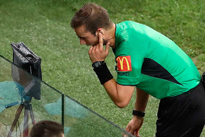 Mundial de Clubes da FIFA terá árbitro de vídeo