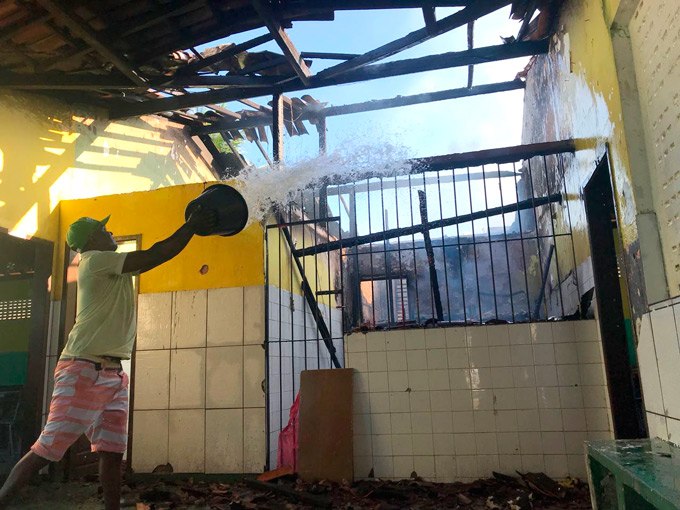 Incêndio atinge salas de colégio em Mata de São João